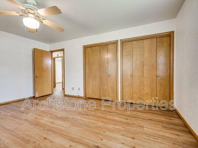 Building Photo - 3121 Lakeside Dr