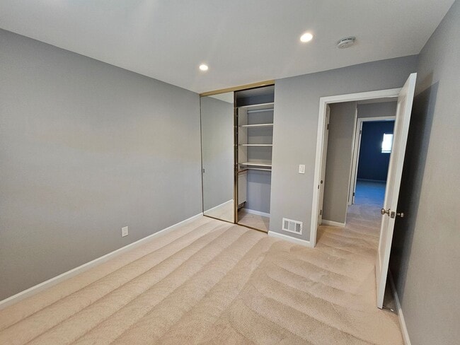 Building Photo - 1394 N Loop Dr