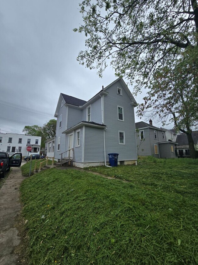 Building Photo - 3 BEDROOM SINGLE FAMILY