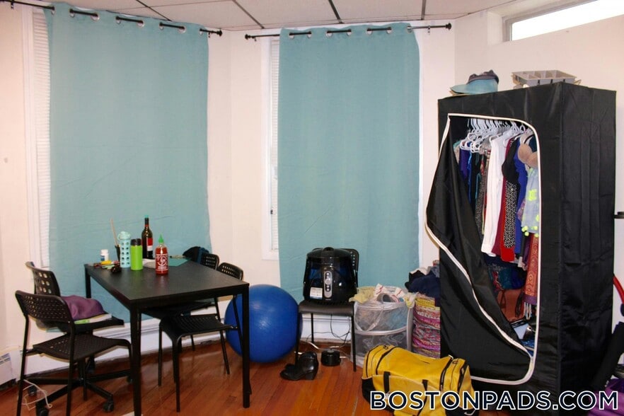 Building Photo - 879 Beacon St