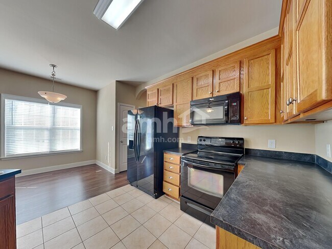 Building Photo - 220 Ash Dr