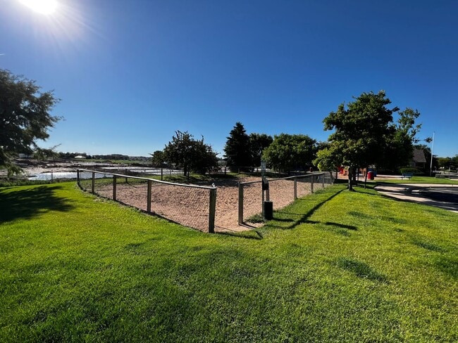 Building Photo - 2 Bedroom 2.5 bathroom Townhouse in Greeley