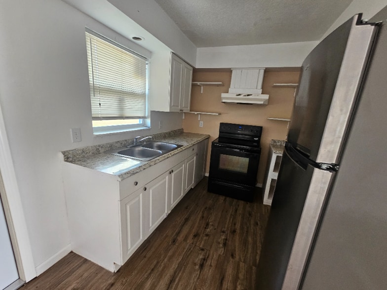 Building Photo - 4719 Manatee Dr