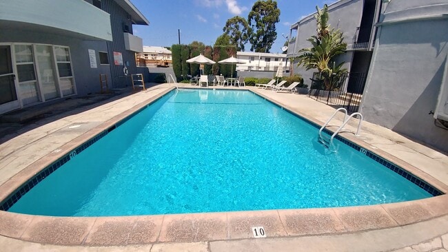 Building Photo - 11032 Moorpark St