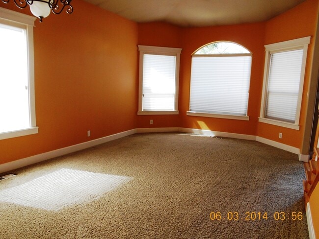 Building Photo - $1000 off first month 4 Bedroom Home w/ Of...
