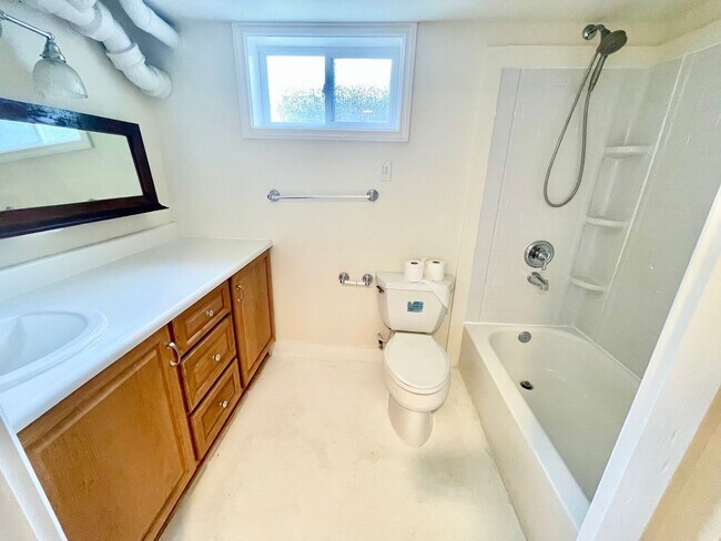 Building Photo - Charming  home on quiet street, great loca...