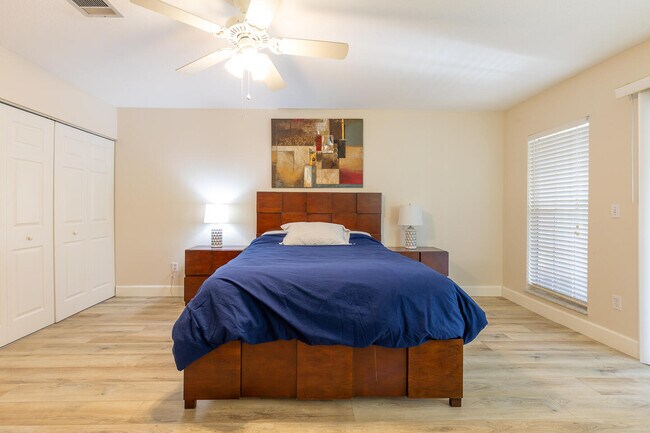 Building Photo - 3303 SE Sandpiper Ct