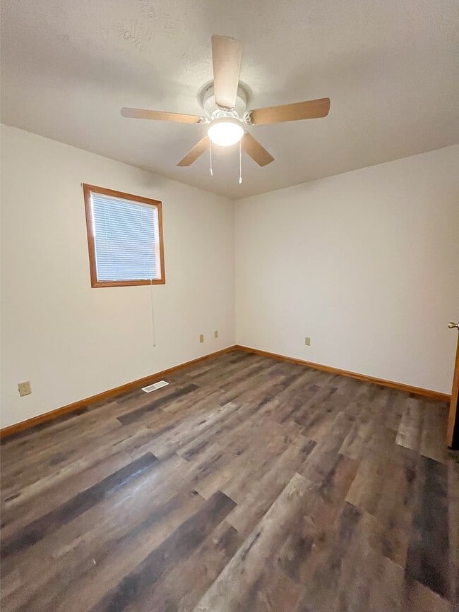 Building Photo - Well-Maintained 2 Bedroom!