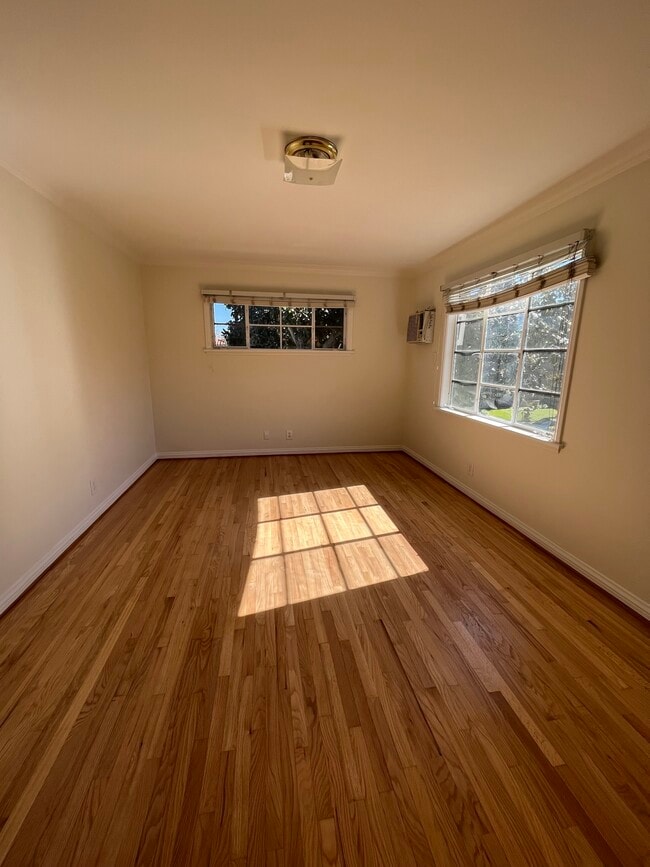 Building Photo - 441 S Doheny Dr