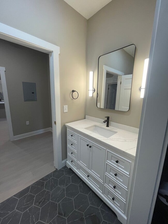 Building Photo - 2 Bedroom 1 Bath in the Village of Manlius- Only $750 Security Deposit