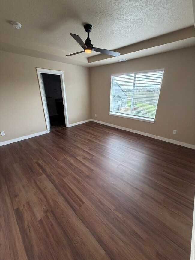 Building Photo - Must See 4 Bedroom!