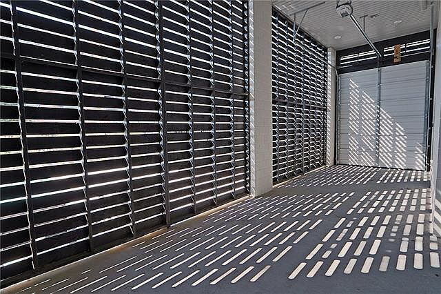 Building Photo - 2-Bed, 3-Bath on Pontchartrain Blvd – Your New Orleans Oasis Awaits!"