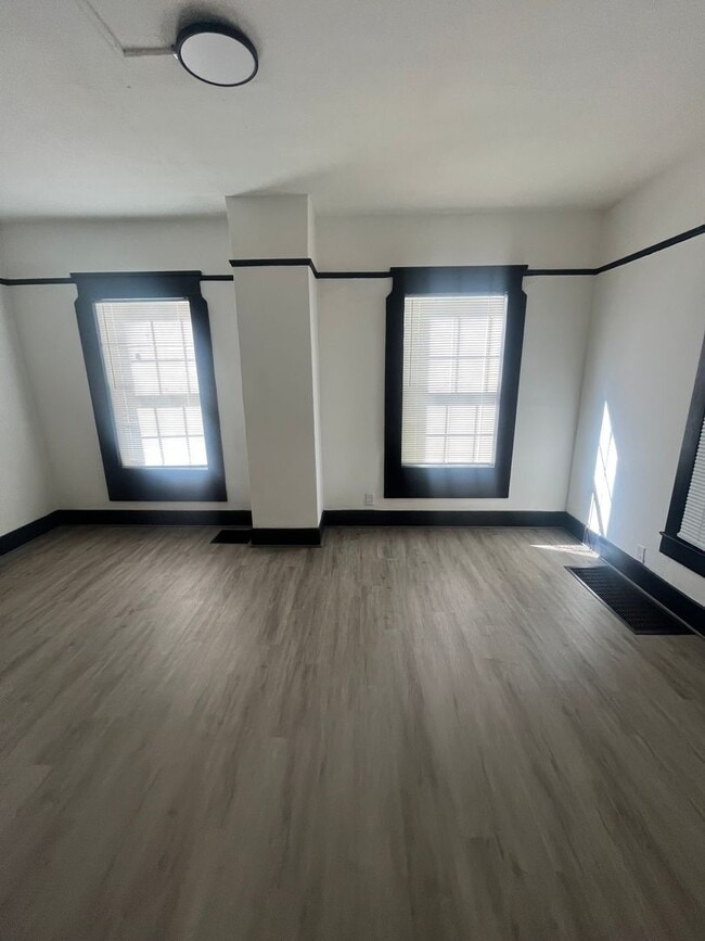 Building Photo - Gorgeous 3 bedroom fully renovated house!