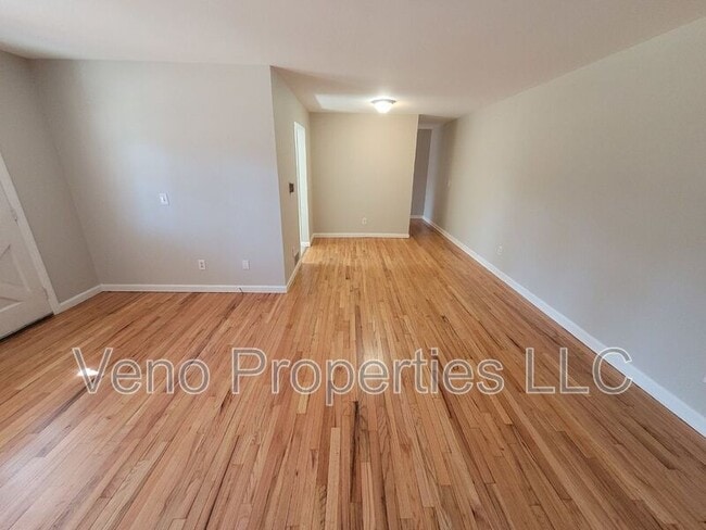 Building Photo - 9/11/13-13 Village Dr