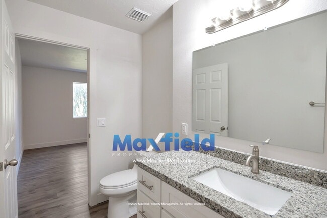Building Photo - Upstairs Unit - St George - Near Costco and Home Depot Available Now - 3 BD 2 BA 2 GAR