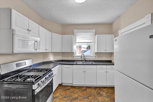 Building Photo - 1802 Deerwood Ave