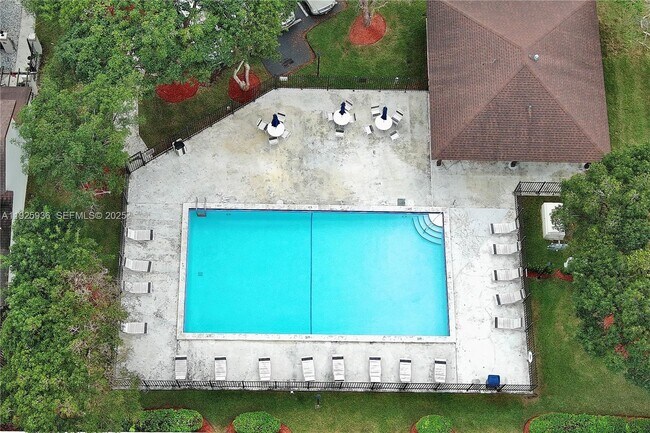 Building Photo - 10161 SW 137th Ct