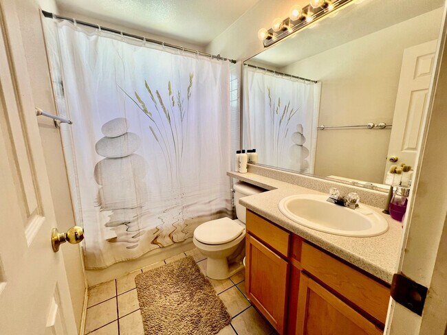 Building Photo - Beautifully Updated Home In Desirable Hend...