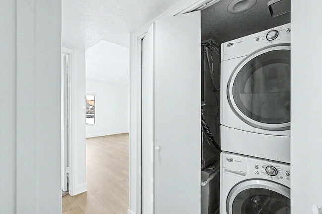 Building Photo - 818 S Westwood