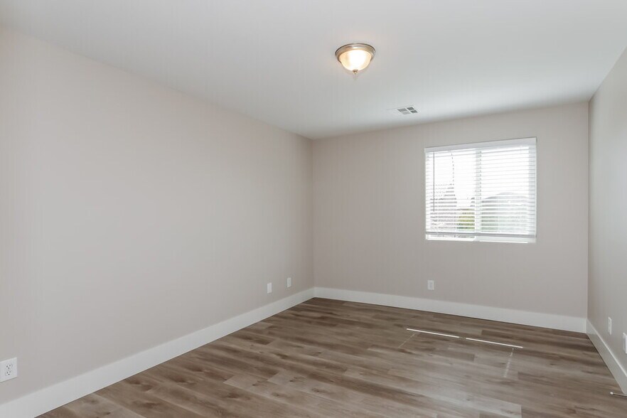 Building Photo - 2900 Rothesay Ave