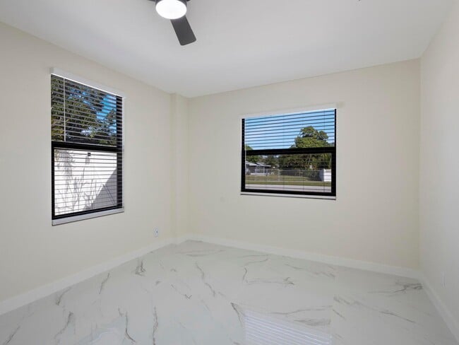 Building Photo - 992 Mohican Blvd