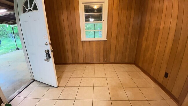 Building Photo - Spacious 2 Bedroom/1 Bath Home