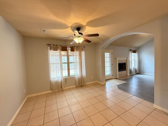 Building Photo - Now Pre-leasing for Mid-April