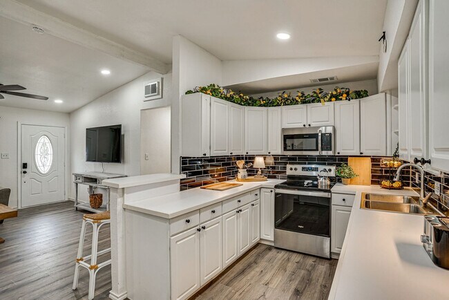 Building Photo - 4211 Coronet Ln