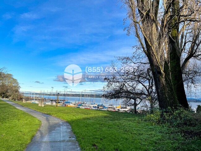Building Photo - 3521 S Leschi Pl