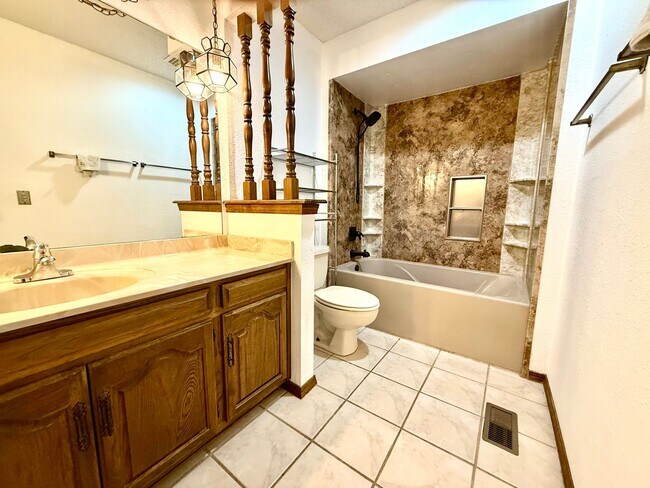 Building Photo - 4BD 2.5 Bath Pet Friendly