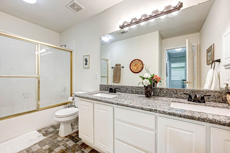 Building Photo - 1410 Greenway Village Dr