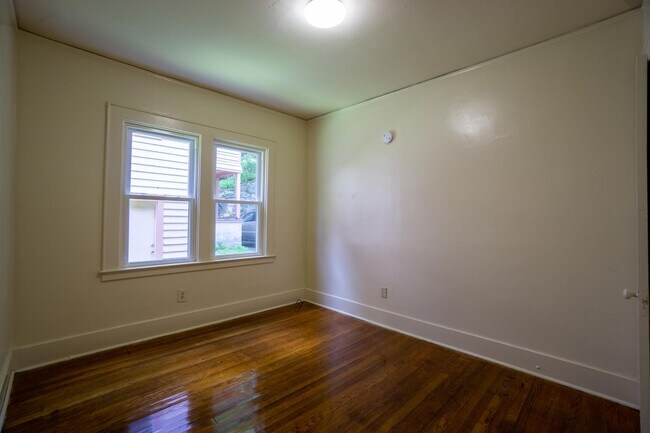 Building Photo - 8/1/26 Spacious First Floor Apartment Clos...