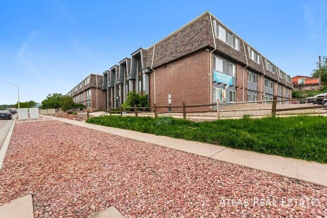 Building Photo - 2614 E Fountain Blvd