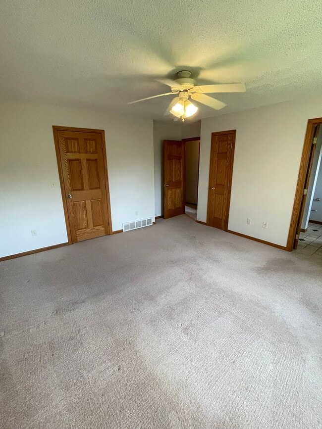 Building Photo - AVAILABLE NOW - 4 Bed, 3.5 Bath Home in He...
