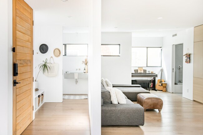 Building Photo - 837 Flower Ave