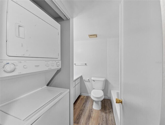 Building Photo - 600 Fairways Cir
