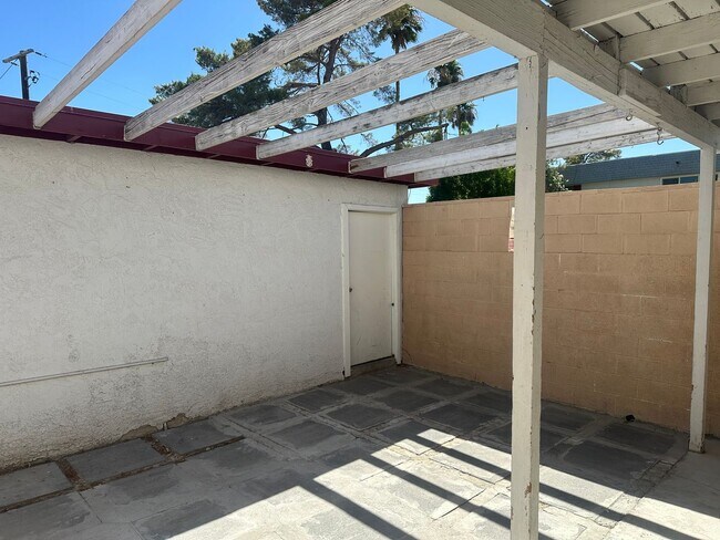 Building Photo - SE!!! Townhouse, Community Pool, Clubhouse...