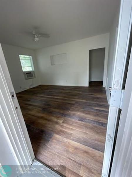 Building Photo - 306 N Lakeside Ct