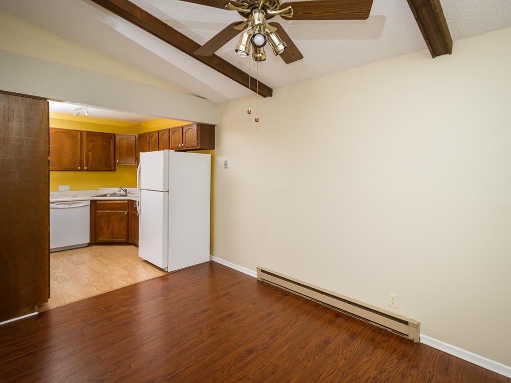 Dining room looking into kitchen - 350 Shelard Pkwy