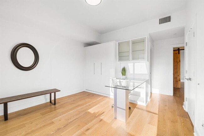 Building Photo - 603 Davis St