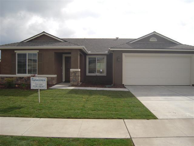 Primary Photo - 4 Bedroom Home in Tulare in the Del Lago S...