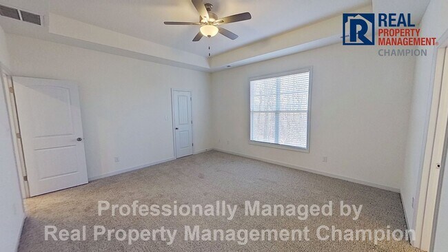 Building Photo - Spacious Home with Fenced Back Yard Convenient to Camp Lejeune