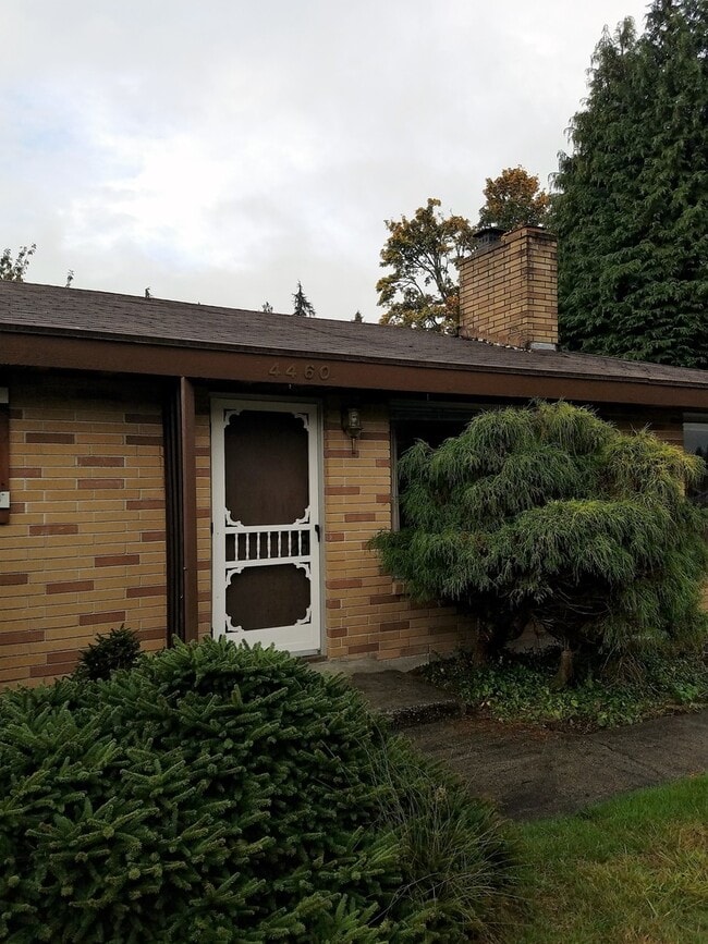 Building Photo - Classic Mid-Century Modern Rambler In Port...