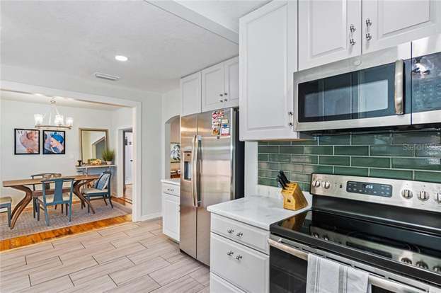 kitchen - 1208 E Hamilton Ave