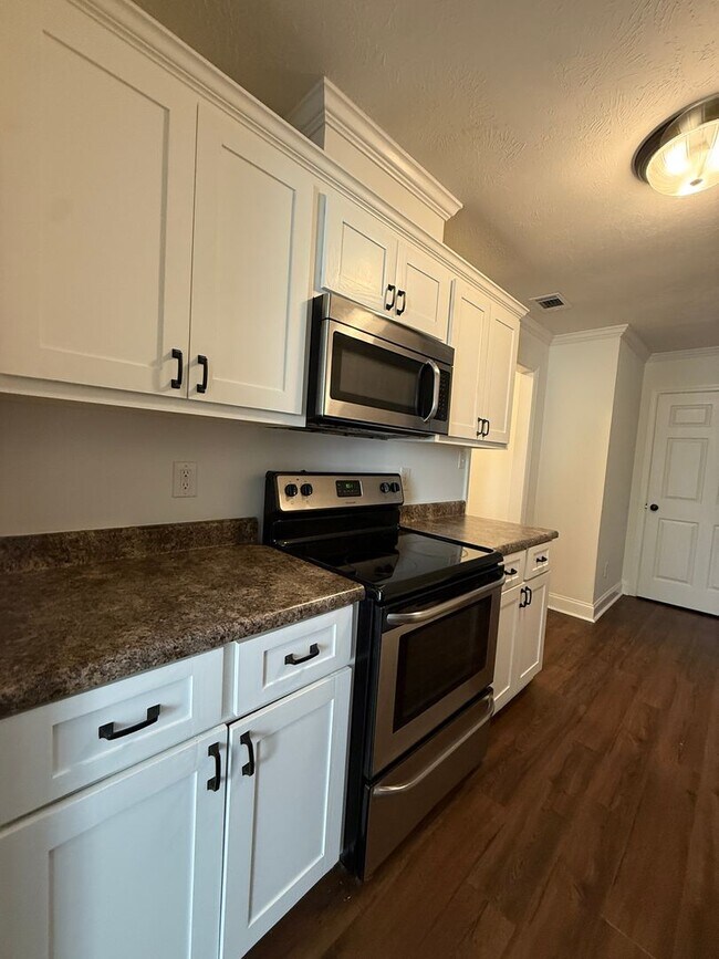 Building Photo - 3 bedroom, 2 bathroom Home with Fenced Yard