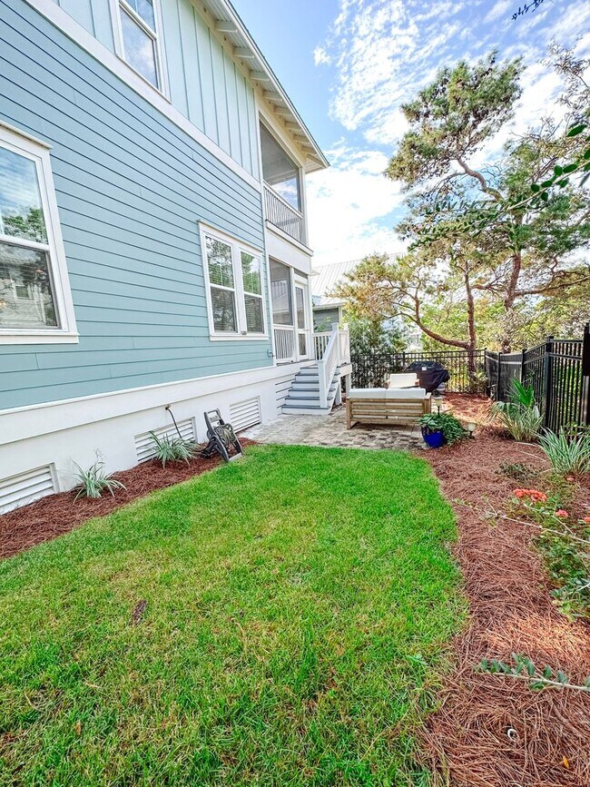 Building Photo - New, exclusive 3200 sq ft 4 bedroom/3.5bat...