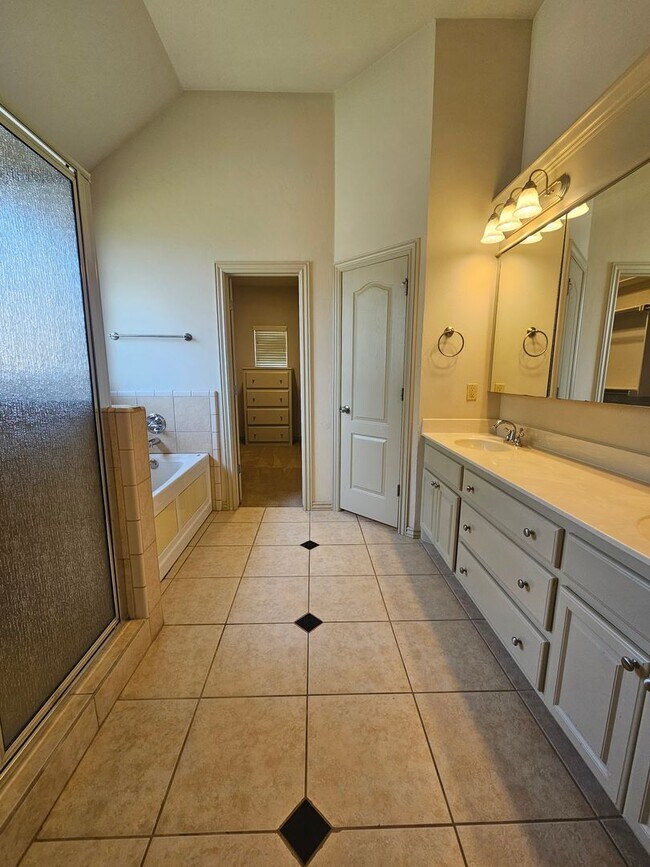 Building Photo - 513 Summit View Ct