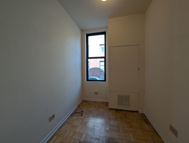 Building Photo - 3149 W Medill Ave