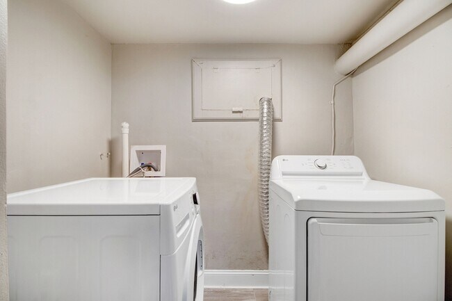 Building Photo - 105 Pineland Cir