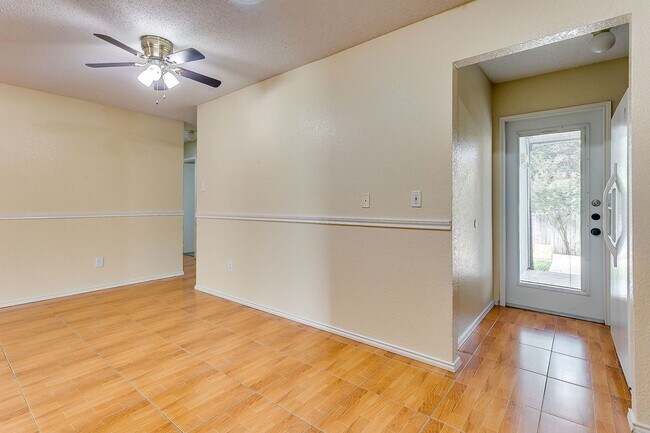 Building Photo - Excellent 3 Bedroom 2 Bath with many featu...